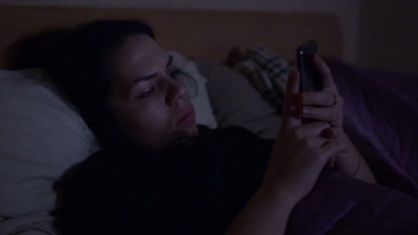 Дівчина Вночі Дивиться Відео Телефоні — стокове відео