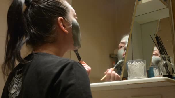 Dziewczyna Powoduje Clay Maska Twarz — Wideo stockowe
