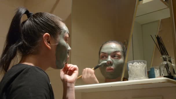 Fille Causes Masque Argile Sur Visage — Video