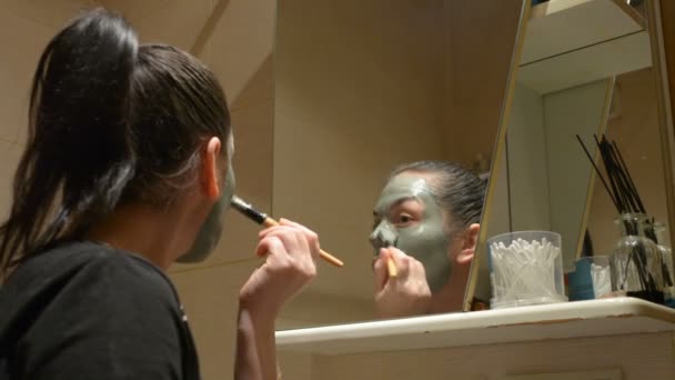 Fata Provoacă Masca Lut Față — Videoclip de stoc