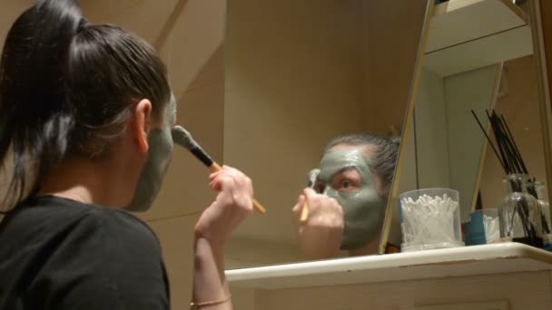 Flicka Orsakar Clay Mask Ansikte — Stockvideo