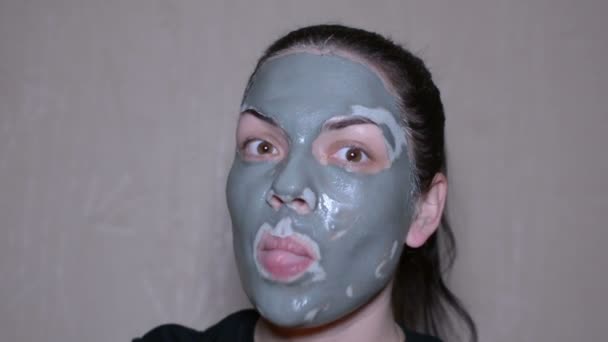 Chica Con Una Máscara Arcilla Cara Emocional — Vídeo de stock