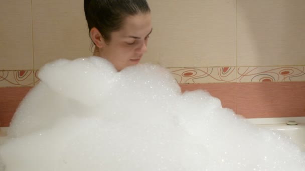 Fille Est Baignée Dans Une Baignoire Avec Mousse — Video