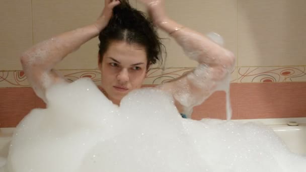 Chica Está Bañada Una Bañera Con Espuma — Vídeo de stock