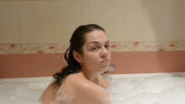 女孩沐浴在浴缸里 发着泡沫 — 图库视频影像