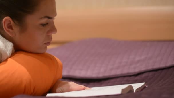 Дівчина Читає Книгу Лежачи Ліжку — стокове відео