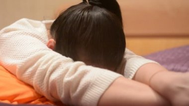 Uykulu kız yatakta yatıyordu