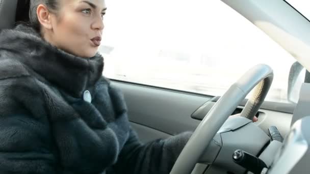Dziewczyna Jeździ Jazdę Samochodem — Wideo stockowe