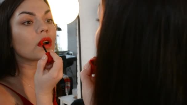 Brunetka Czerwonej Sukience Maluje Usta — Wideo stockowe