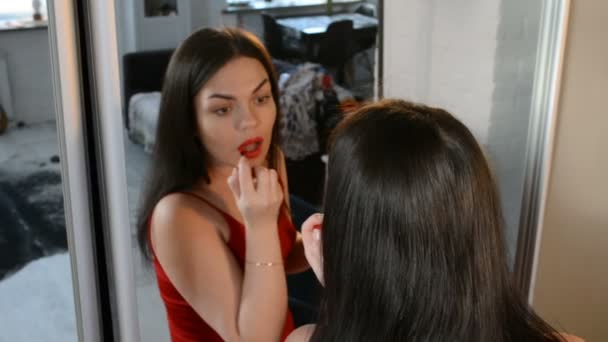 穿红衣服的黑发 画她的嘴唇 — 图库视频影像
