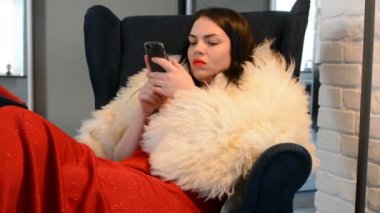 Bir kürk Cape kırmızı koltuk modeli 
