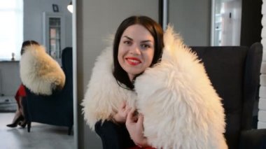 Bir kürk Cape kırmızı koltuk modeli 