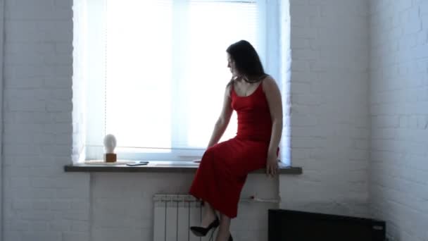 Menina Vestido Vermelho Sentado Peitoril Janela — Vídeo de Stock
