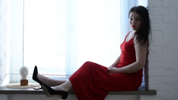 Chica Vestido Rojo Sentado Alféizar Ventana — Vídeos de Stock