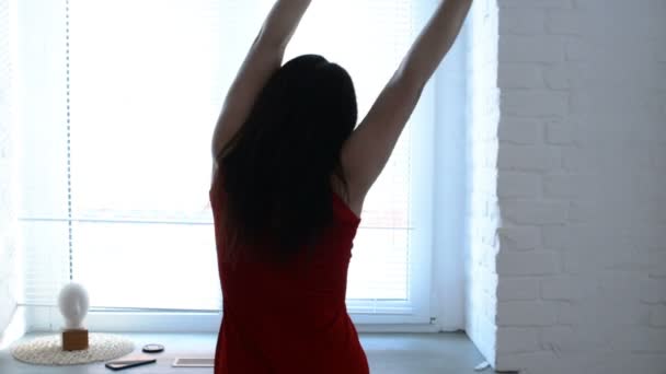 Fille Dans Une Robe Rouge Assis Sur Rebord Fenêtre — Video