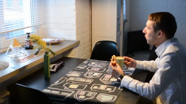 Een Man Drinkt Koffie Keuken — Stockvideo