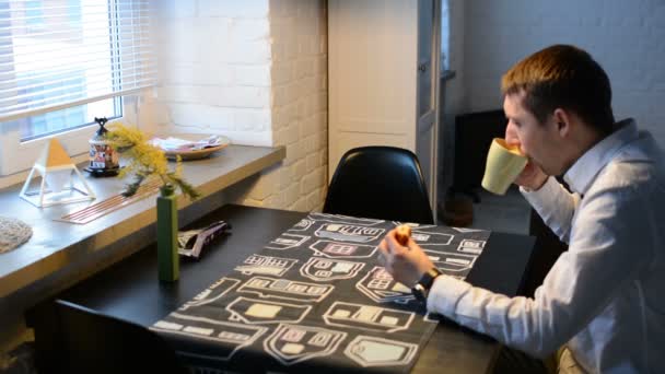 Een Man Drinkt Koffie Keuken — Stockvideo