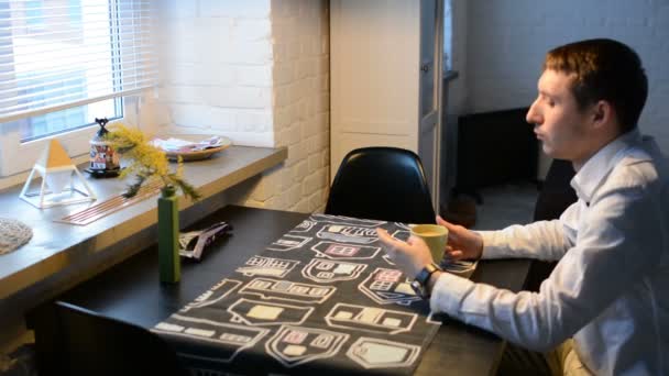 Een Man Drinkt Koffie Keuken — Stockvideo