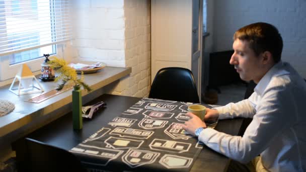 Een Man Drinkt Koffie Keuken — Stockvideo