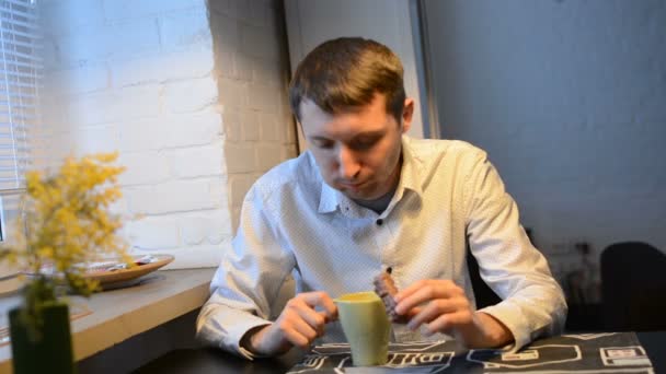 Uomo Beve Caffè Cucina — Video Stock