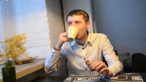 Een Man Drinkt Koffie Keuken — Stockvideo