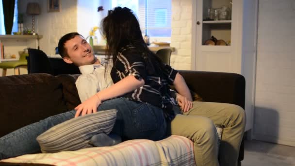 Девушки развлекаются на диване без мужчин Девушки развлекаются на диване без мужчин