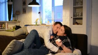 Genç adam evlenme teklifi, evlenme teklifi soran yapma kadına evde kanepede, holding beyaz kutu yüzükle, öneriyor şaşırttı kız geliyor Evet ya da hayır cevabı düşünme şok.