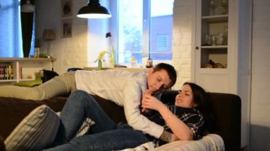 Genç adam evlenme teklifi, evlenme teklifi soran yapma kadına evde kanepede, holding beyaz kutu yüzükle, öneriyor şaşırttı kız geliyor Evet ya da hayır cevabı düşünme şok.