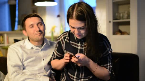 Een paar gesprekken thuis zitten op de Bank — Stockvideo