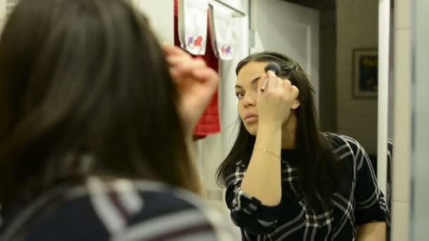 Mooie Vrouw Doet Make Voor Spiegel Badkamer — Stockvideo