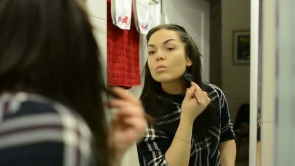Mooie Vrouw Doet Make Voor Spiegel Badkamer — Stockvideo