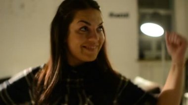 Evin odasında dans eden kız