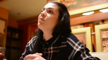 Kadın yemek Sezar salata çatalı İtalyan restoranı ve içecekler ile mulled şarap