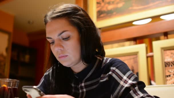 Γυναίκα Τρώει Σαλάτα Του Καίσαρα Πιρούνι Στο Ιταλικό Εστιατόριο Και — Αρχείο Βίντεο