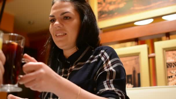 Mujer Comiendo Ensalada César Con Tenedor Restaurante Italiano Bebidas Vino — Vídeos de Stock