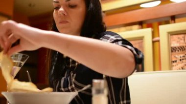 Kadın yemek Sezar salata çatalı İtalyan restoranı ve içecekler ile mulled şarap