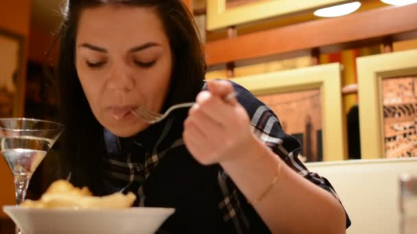 在意大利餐馆吃凯撒沙拉与叉子的妇女和饮料品酒 — 图库视频影像