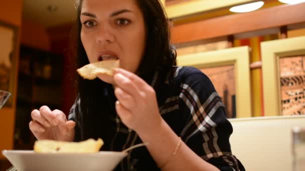 Mujer Comiendo Ensalada César Con Tenedor Restaurante Italiano Bebidas Vino — Vídeo de stock