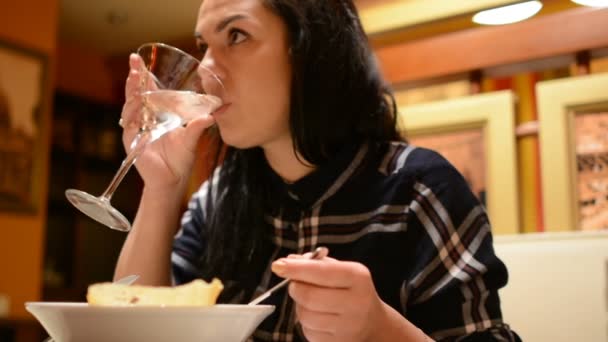 Chica Elegante Sentada Junto Mesa Acogedor Restaurante Italiano Navegando Teléfono — Vídeos de Stock