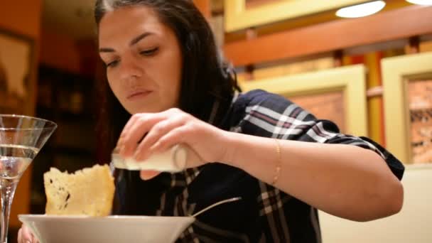 优雅的女孩坐在餐桌上 在舒适的意大利餐厅浏览智能手机 年轻的白种女人积极的心情享受晚餐和交流智能手机 — 图库视频影像