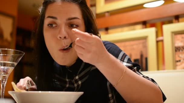 优雅的女孩坐在餐桌上 在舒适的意大利餐厅浏览智能手机 年轻的白种女人积极的心情享受晚餐和交流智能手机 — 图库视频影像