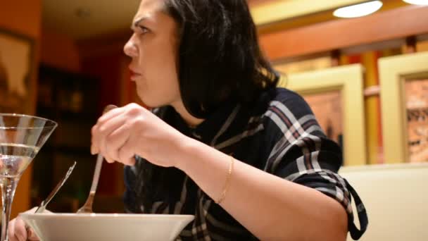 Елегантний Дівчина Сидить Столом Затишному Італійський Ресторан Перегляд Смарт Телефону — стокове відео
