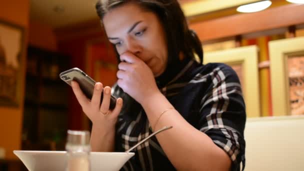 스마트 폰에서 아늑한 이탈리안 레스토랑에서 테이블에 우아한 긍정적인 분위기에서 스마트폰에서 — 비디오