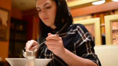 Spagetti sığır eti yemek ve restoranda şarap kırmızı içme mutlu kadın.