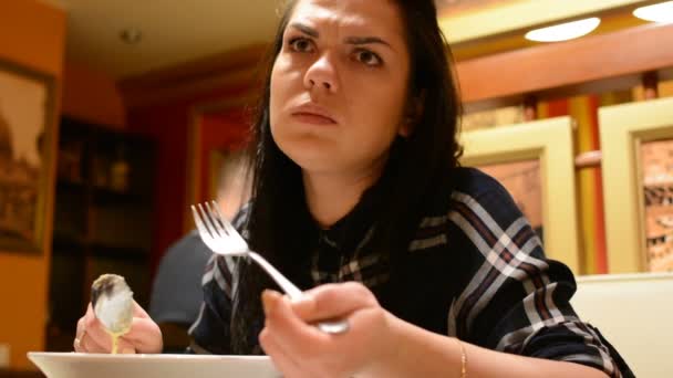 愉快的妇女吃意大利面条与牛肉和喝红酒在餐馆 — 图库视频影像