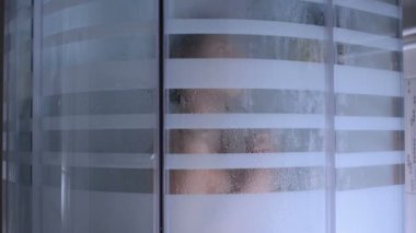 Çıplak kadın Duş kabini esmer saçlar yıkar