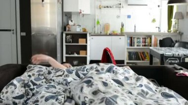 Kadın ve adam Waking Screaming ile doldu. Uyuya kalmış çift portre portre genç karıştı.