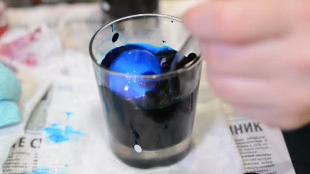 ブルーのガラスでイースターの卵をペイントします — ストック動画