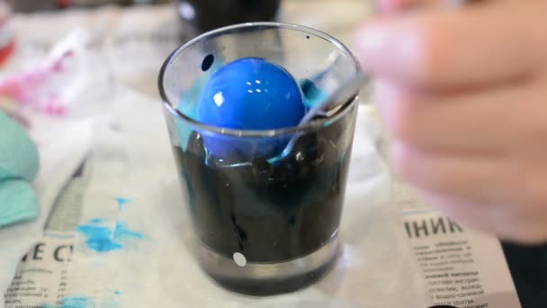 Малювати Великодні Яйця Склянці Синього Кольору — стокове відео