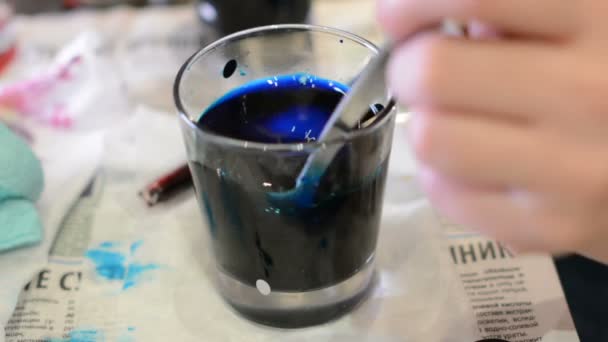 Verf Paaseieren Een Glas Blauw — Stockvideo